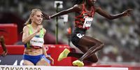 epa09395137 Hyvin Kiyeng (R) of Kenya and Marusa Mismas-Zrimsek (L) of Slovenia compete in the Women's 3000m Steeplechase final during the Athletics events of the Tokyo 2020 Olympic Games at the Olympic Stadium in Tokyo, Japan, 04 August 2021.  EPA-EFE/CHRISTIAN BRUNA