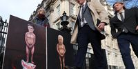 epa12704109 Political satire artist Kaya Mar with his paintings of British Prime Mininster Keir Starmer and Andrew Mountbatten Windsor outside Downing Street ahead of Prime Ministers Questions at Parliament in London, Britain, 04 February 2026. EPA/ANDY RAIN<br>
