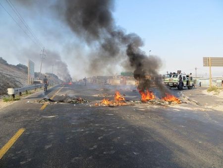 Khayelitsha protesters released without charge following chaotic road blockade over City refuse collection contract