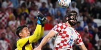 epaselect epa10350056 Japan's goalkeeper Shuichi Gonda (L) in action against Josko Gvardiol (R) of Croatia during the FIFA World Cup 2022 round of 16 soccer match between Japan and Croatia at Al Janoub Stadium in Al Wakrah, Qatar, 05 December 2022.  EPA-EFE/Neil Hall