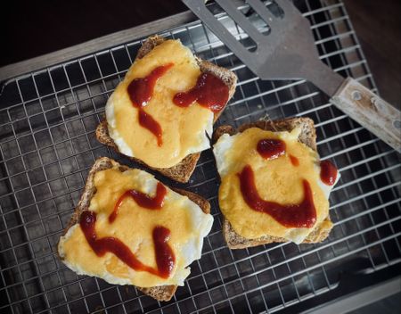 Lekker Brekker Monday: Cheesy egg on toast with tomato sauce