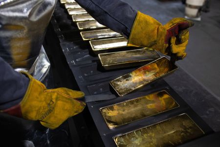 Gold Near Highest Since November as Traders Seek Inflation Hedge