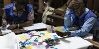 An election clerk reacts as he and others count votes at a polling station in Kinshasa, Democratic Republic of the Congo, after general elections, 30 December 2018. (Photo: EPA-EFE / Stefan Kleinowitz)