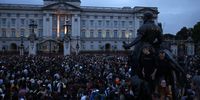 Crowds gather on the Victoria Memorial in front of Buckingham Palace in London  following the death of Queen Elizabeth II in Balmoral on 8 September 2022. (Photo: Dan Kitwood / Getty Images)