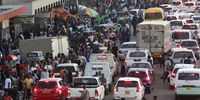 Cars crowd a road in Harare, Zimbabwe, 23 December 2022. (Photo: EPA-EFE / Aaron Ufumeli) 