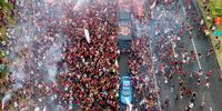 RIO DE JANEIRO, BRAZIL - FEBRUARY 21: Fans of Flamengo cheer for the arrival of the team to the stadium before a match between Flamengo and Internacional as part of 2020 Brasileirao Series A at Maracana Stadium on February 21, 2021 in Rio de Janeiro, Brazil. (Photo by Buda Mendes/Getty Images)