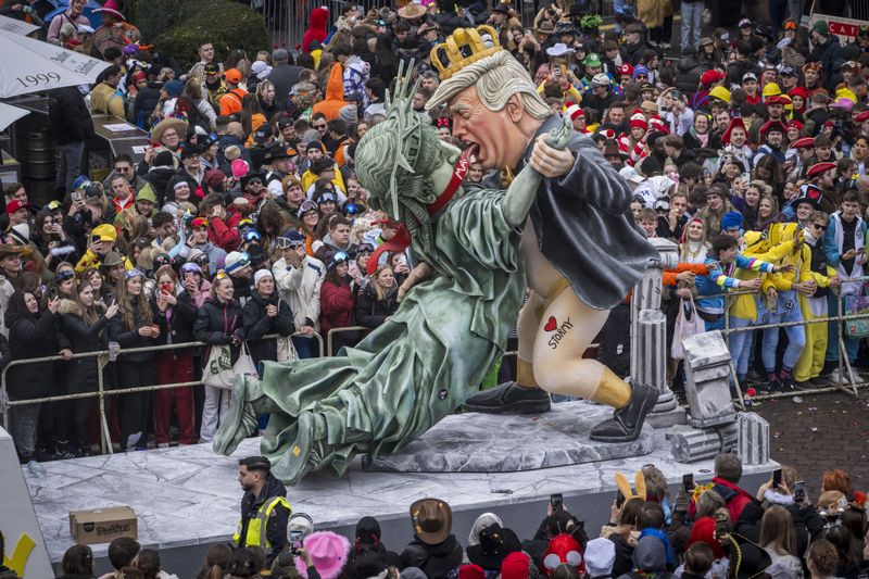 Carnival goers celebrate Rose Monday in Germany, and more from around the world