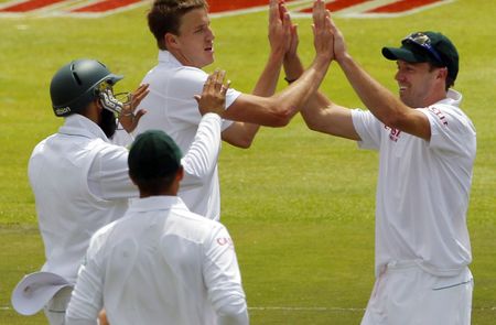 South Africa vs. Australia, Day 2: murder on the grassy knoll
