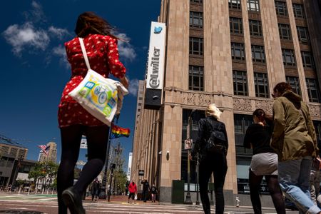 Twitter Reassures Staff on Musk Deal, Sees Vote by August