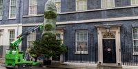 epa09605172 A Christmas tree is installed outside 10 Downing Street in London, Britain, 26 November 2021.  EPA-EFE/VICKIE FLORES
