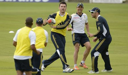Proteas get a hand from Horn