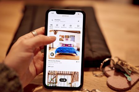 Airbnb Shares Slide By Record Following Weak Outlook, Bookings