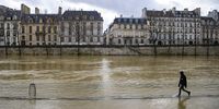 The Seine river in Paris, France, on 5 February 2021. (Photo: EPA-EFE / IAN LANGSDON)