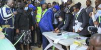 Kenya’s Azimio la Umoja (Declaration of Unity) political coalition presidential candidate and Kenya’s opposition leader Raila Odinga (centre), casts his ballot in Kibera, Nairobi, Kenya, on 9 August 2022. (Photo: EPA-EFE / Daniel Irungu)