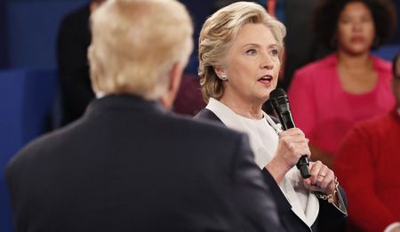 US 2016, Second debate: A town hall mud wrestling match in Missouri