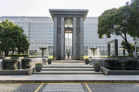 Central banks in Asia spend billions to slow currency declines