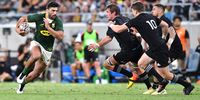 Damian de Allende of the Springboks (L) in action during the Rugby Championship Round 5 match between the All Blacks and Springboks at Queensland Country Bank Stadium in Townsville, Queensland, Australia, 25 September 2021. The All Blacks will clash with the Boks on South African soil twice in 2022 for the Rugby Championships. (Photo: EPA-EFE/DARREN ENGLAND)