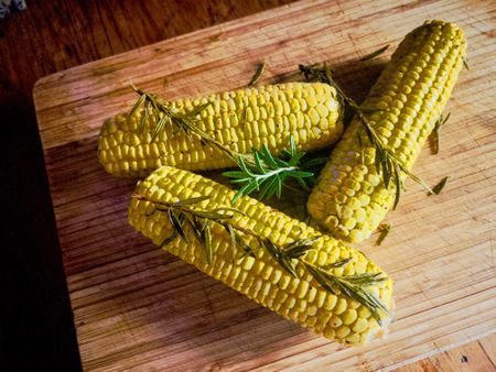 What’s cooking today: Rosemary-butter mielies on a potjie lid