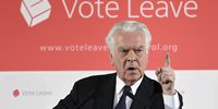 David Owen campaigning for the UK to leave the EU in 2016.(Photo: EPA/Facundo Arrizabalaga)