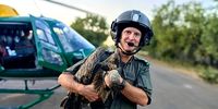 SANParks Pilot, Bradford Grafton with one of the rescued vultures.<br>(Photo: EWT)