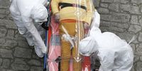 epa08280068 Health workers wearing protective suits move a patient infected with the novel coronavirus Covid-19 disease with an isolation stretcher from an ambulance to a hospital in Seoul, South Korea, 09 March 2020. With over 7,380 confirmed cases of novel coronavirus, South Korea currently accounts for the highest number of infections outside mainland China.(Photo  EPA-EFE/KIM CHUL-SOO)