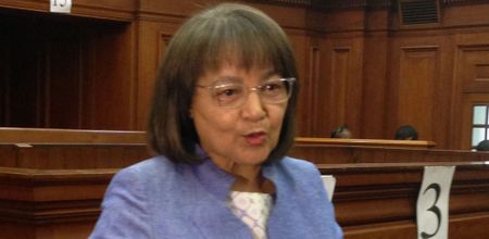 Patricia De Lille gets to keep her mayoral chain, for now