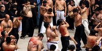 epa09420376 Shiite Muslims flagellate themselves during Ashura Day procession in Peshawar, Pakistan, 19 August 2021. Shiite Muslims are observing the holy month of Muharram, the climax of which is the Ashura festival that commemorates the martyrdom of Imam Hussein, a grandson of the Prophet Muhammad, in the Iraqi city of Karbala in the seventh century.  EPA-EFE/ARSHAD ARBAB