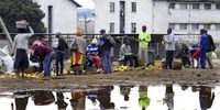 Vendors sell their products at a market in Mbare, Harare on 8 April 2020. (Photo: EPA-EFE / Aaron Ufumeli)