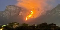 The blaze makes its way down Table Mountain on Sunday. (Photo: X / @MikhailManuelCT) 