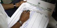 An electoral officer collates election results on a sheet of paper at the Independent Electoral Commission office in Lagos, Nigeria, 27 February, 2023. (Photo: EPA-EFE / Akintunde Akinleye)
