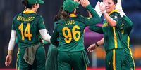Marizanne Kapp of South Africa celebrates with team mate Sune Luus after taking the wicket of Aliya Riaz of Pakistan (not pictured) during the ICC Women's Cricket World Cup India 2025 match between South Africa and Pakistan at R. Premadasa Stadium on October 21, 2025 in Colombo, Sri Lanka. (Photo: Sameera Peiris / Getty Images)