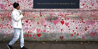 A man walks next to tributes to lives lost at the Covid-19 Memorial Wall in London, Britain, 03 November 2021. The UK's Covid-19  deaths are continuing to rise with 293 deaths reported on 02 November. Over 141,000 people have lost their lives to Covid-19 in Britain. (Photo: EPA-EFE/ANDY RAIN)
