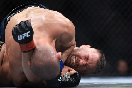 Dricus du Plessis loses UFC middleweight belt to powerful Khamzat Chimaev