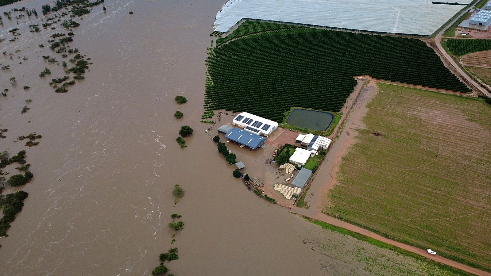 Kouga Dam Overflows Amidst Devastating Rains in South Africa — image 5