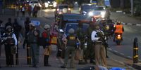 Kenyan police officers and FBI officers stand guard near the body of a man who was shot dead by Kenyan police in front of the US embassy in Nairobi, Kenya, 27 October 2016. (Photo: EPA / Dai Kurokawa)<br>