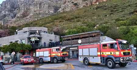 About 400 people evacuated from Table Mountain after cable station blaze contained