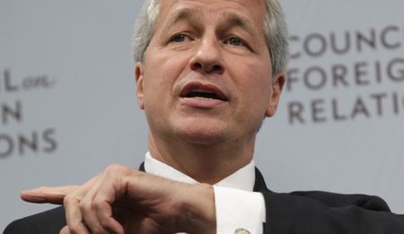 Obama presses case on 'fiscal cliff' with Dimon, Buffett