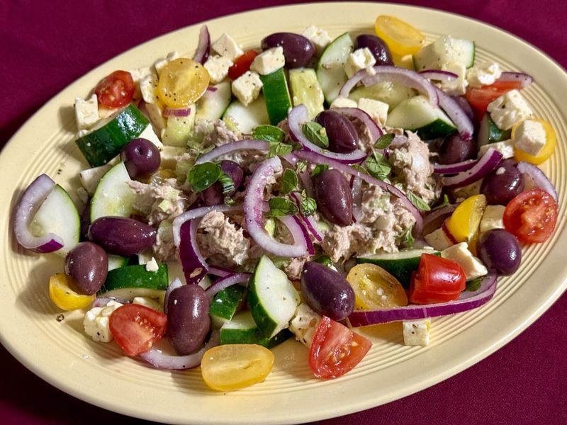 Salattage: Thunfischsalat mit einem Hauch Griechenland (oder griechischer ...
