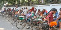 epa11302226 Rickshaw pullers rest under trees during a hot day in Dhaka, Bangladesh, 26 April 2024. According to the Bangladesh Meteorological Department (BMD), the duration of the heat wave has been extended on 25 April for the next 72 hours.  EPA-EFE/MONIRUL ALAM