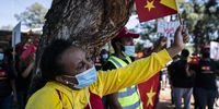 A woman waves a Tigrayan flag. Ethiopians from across South Africa were at the protest. (Photo: Shiraaz Mohamed)