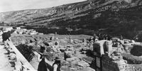 circa 1910:  The ruins of the palace of Minos at Knossos or Cnossus, discovered by English archaeologist Sir Arthur John Evans, who later rebuilt and repainted large parts of the Minoan palace.  (Photo by Hulton Archive/Getty Images)