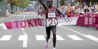epa09404975 Eliud Kipchoge of Kenya reacts while crossing the finish line first to win the Gold medal in the Men's Marathon during the Athletics events of the Tokyo 2020 Olympic Games at the Odori Park in Sapporo, Japan, 08 August 2021.  EPA-EFE/KIMIMASA MAYAMA