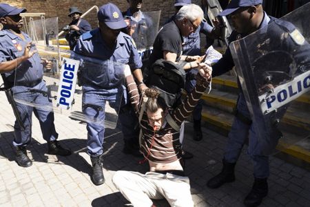 Police and Palestinian solidarity protesters clash, and more from around the world