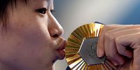  Gold medalist Hongchan Quan of China poses with her medal during award cerewmony for the Women 10m Platform of the Diving competitions in the Paris 2024 Olympic Games, at the Paris Aquatics Centre in Saint Denis, France, 06 August 2024.  EPA-EFE/MAST IRHAM