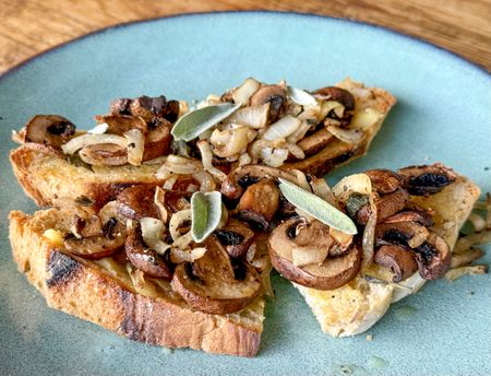 Lekker Brekker Monday: Sage and onion mushrooms on toast