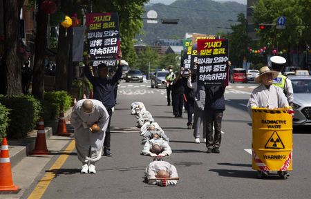 In Seoul, Buddhist monks protest the Japanese Prime Minister's visit, and more from around the world