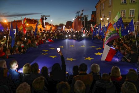 Pro-EU Protest Brings 100,000 Poles to the Streets in Warsaw