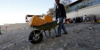 A Yemeni boy pushes a wheelbarrow with jerrycans filled with water from a donated source in Sanaa, Yemen, 6 January 2019.  (Photo: EPA-EFE / Yahya Arhab)
