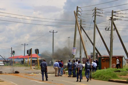 Police fire rubber bullets, arrest Paso members as Geluksdal students protest outside court